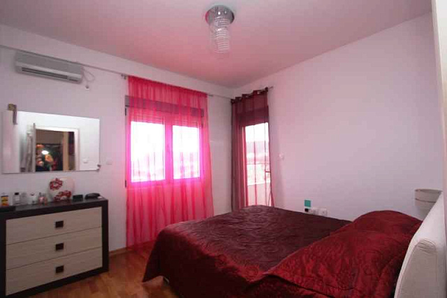 Eine Wohnung mit Meerblick in Rafailovici — photo 5